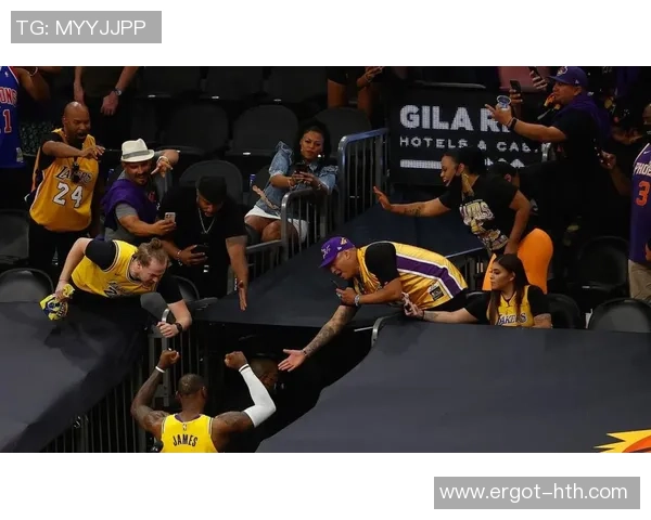 湖人6连胜稳居西区第二！东里合砍73+10三分 40岁詹皇大笑太高兴